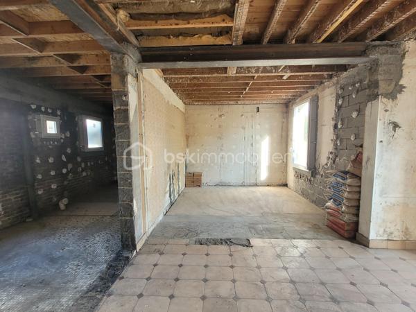 À découvrir sans tarder !

***SANVIC*** , dans une rue calme et à seulement 2 minutes à pied de l’école Paul-Langevin, cette maison représente une opportunité rare pour créer un bien entièrement à votre image.
*** MAISON EN COURS DE RENOVATION! ***
✅ Travaux déjà réalisés

Toutes les menuiseries extérieures ont été remplacées (fenêtres et portes neuves), ainsi que dans le  dépendance et le garage. Toiture révisée.
Un escalier extérieur est déjà existant et ses finitions seront prochainement réalisées apporte un véritable cachet à la maison et permet un accès indépendant à l’étage.
Une trémie a été créée à l’intérieur pour la réalisation d’un escalier reliant  rez-de-chaussée au premier étage.
Un espace ouvert a été  créé au rez-de-chaussée (IPN installés).
L'arrivée d'eau est réalisé ( la tuyauterie en plomb a été  supprimée).
La clôture du jardin en plaques béton sera réalisée dans le  courant  du mois de septembre.

🔨 Travaux restant à réaliser

L’intérieur 2 niveaux de 45m2 environ chacun est entièrement à aménager, laissant aux futurs propriétaires une liberté totale pour créer la maison à leur goût.

L’absence d’aménagement intérieur est un véritable atout pour les acquéreurs souhaitant concevoir eux-mêmes la disposition des pièces, les volumes et les prestations, sans avoir à démolir des travaux existants.
Une opportunité rare dans un secteur très prisé du Havre pour un projet familial ou un investissement. 
Créez votre maison entièrement à votre image dans un environnement calme et recherché.

JARDIN exposition sud. DEPENDANCE au fond du jardin avec GARAGE .
À visiter sans tarder !
