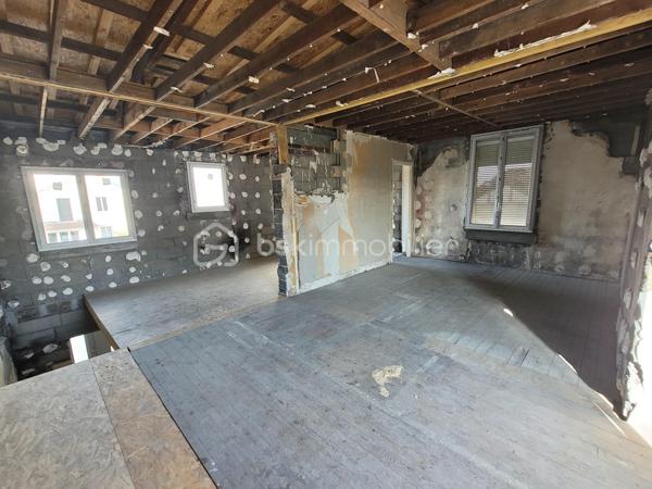 À découvrir sans tarder !

***SANVIC*** , dans une rue calme et à seulement 2 minutes à pied de l’école Paul-Langevin, cette maison représente une opportunité rare pour créer un bien entièrement à votre image.
*** MAISON EN COURS DE RENOVATION! ***
✅ Travaux déjà réalisés

Toutes les menuiseries extérieures ont été remplacées (fenêtres et portes neuves), ainsi que dans le  dépendance et le garage. Toiture révisée.
Un escalier extérieur est déjà existant et ses finitions seront prochainement réalisées apporte un véritable cachet à la maison et permet un accès indépendant à l’étage.
Une trémie a été créée à l’intérieur pour la réalisation d’un escalier reliant  rez-de-chaussée au premier étage.
Un espace ouvert a été  créé au rez-de-chaussée (IPN installés).
L'arrivée d'eau est réalisé ( la tuyauterie en plomb a été  supprimée).
La clôture du jardin en plaques béton sera réalisée dans le  courant  du mois de septembre.

🔨 Travaux restant à réaliser

L’intérieur 2 niveaux de 45m2 environ chacun est entièrement à aménager, laissant aux futurs propriétaires une liberté totale pour créer la maison à leur goût.

L’absence d’aménagement intérieur est un véritable atout pour les acquéreurs souhaitant concevoir eux-mêmes la disposition des pièces, les volumes et les prestations, sans avoir à démolir des travaux existants.
Une opportunité rare dans un secteur très prisé du Havre pour un projet familial ou un investissement. 
Créez votre maison entièrement à votre image dans un environnement calme et recherché.

JARDIN exposition sud. DEPENDANCE au fond du jardin avec GARAGE .
À visiter sans tarder !