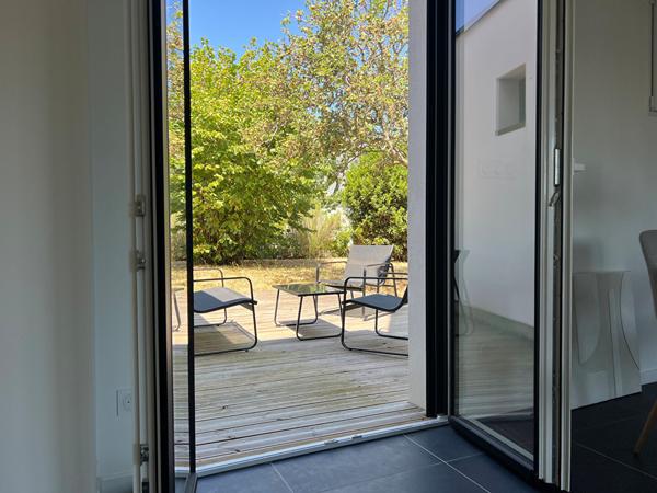 Au calme et non-loin du centre.