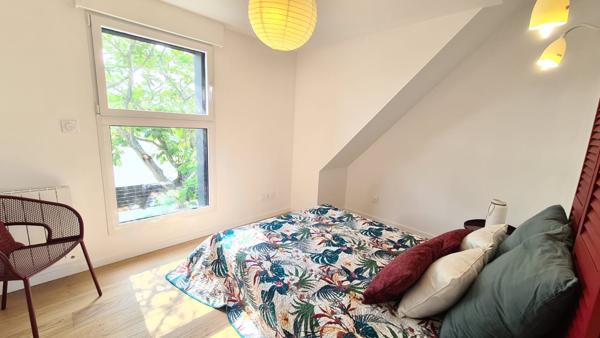 Au calme et non-loin du centre.