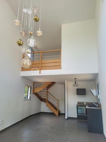 Dans un secteur calme et préservé, jolie maison récente (2022) de Type 4 comprenant en rez-de-chaussée une belle pièce de vie très lumineuse avec plafond cathédrale et sa cuisine américaine équipée, une suite parentale avec douche et toilettes.
A l'étage se trouvent, deux chambres avec placard équipé, salle de bain avec baignoire et double vasques. Toilettes indépendantes. Une mezzanine surplombe la pièce de vie et permet de faire un petit salon ou un bureau. 
Grand garage avec porte électrique et accès direct au jardin à l'arrière. Accès par buanderie dans la maison. 
Les points forts sont une luminosité exceptionnelle, un environnement calme, une isolation optimum et un chauffage par pompe à chaleur.
Volets électriques dans toutes les pièces.
Le jardin de 447 m² est clos et reste à paysager à votre goût.
Certaines photos ont été travaillées par l'IA pour exemple d'aménagement.