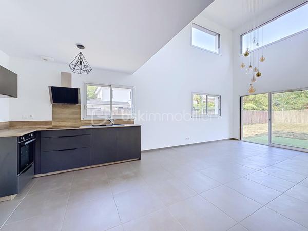 Dans un secteur calme et préservé, jolie maison récente (2022) de Type 4 comprenant en rez-de-chaussée une belle pièce de vie très lumineuse avec plafond cathédrale et sa cuisine américaine équipée, une suite parentale avec douche et toilettes.
A l'étage se trouvent, deux chambres avec placard équipé, salle de bain avec baignoire et double vasques. Toilettes indépendantes. Une mezzanine surplombe la pièce de vie et permet de faire un petit salon ou un bureau. 
Grand garage avec porte électrique et accès direct au jardin à l'arrière. Accès par buanderie dans la maison. 
Les points forts sont une luminosité exceptionnelle, un environnement calme, une isolation optimum et un chauffage par pompe à chaleur.
Volets électriques dans toutes les pièces.
Le jardin de 447 m² est clos et reste à paysager à votre goût.
Certaines photos ont été travaillées par l'IA pour exemple d'aménagement.