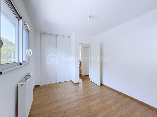 Dans un secteur calme et préservé, jolie maison récente (2022) de Type 4 comprenant en rez-de-chaussée une belle pièce de vie très lumineuse avec plafond cathédrale et sa cuisine américaine équipée, une suite parentale avec douche et toilettes.
A l'étage se trouvent, deux chambres avec placard équipé, salle de bain avec baignoire et double vasques. Toilettes indépendantes. Une mezzanine surplombe la pièce de vie et permet de faire un petit salon ou un bureau. 
Grand garage avec porte électrique et accès direct au jardin à l'arrière. Accès par buanderie dans la maison. 
Les points forts sont une luminosité exceptionnelle, un environnement calme, une isolation optimum et un chauffage par pompe à chaleur.
Volets électriques dans toutes les pièces.
Le jardin de 447 m² est clos et reste à paysager à votre goût.
Certaines photos ont été travaillées par l'IA pour exemple d'aménagement.