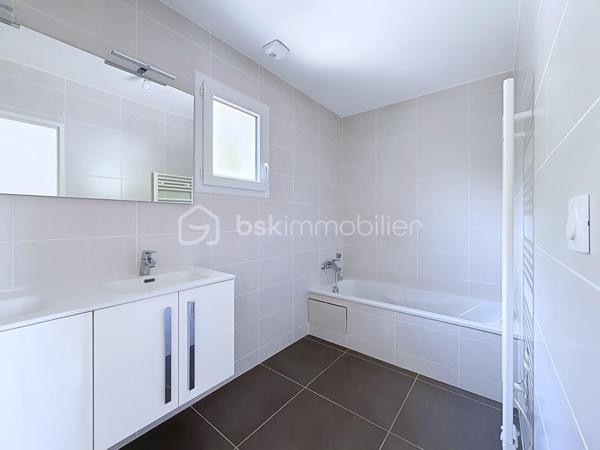 Dans un secteur calme et préservé, jolie maison récente (2022) de Type 4 comprenant en rez-de-chaussée une belle pièce de vie très lumineuse avec plafond cathédrale et sa cuisine américaine équipée, une suite parentale avec douche et toilettes.
A l'étage se trouvent, deux chambres avec placard équipé, salle de bain avec baignoire et double vasques. Toilettes indépendantes. Une mezzanine surplombe la pièce de vie et permet de faire un petit salon ou un bureau. 
Grand garage avec porte électrique et accès direct au jardin à l'arrière. Accès par buanderie dans la maison. 
Les points forts sont une luminosité exceptionnelle, un environnement calme, une isolation optimum et un chauffage par pompe à chaleur.
Volets électriques dans toutes les pièces.
Le jardin de 447 m² est clos et reste à paysager à votre goût.
Certaines photos ont été travaillées par l'IA pour exemple d'aménagement.