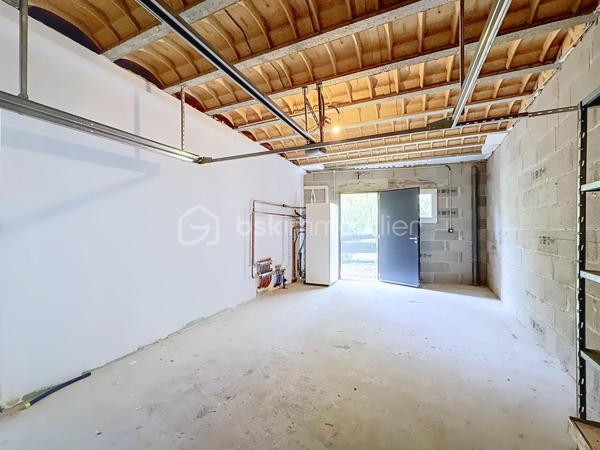 Dans un secteur calme et préservé, jolie maison récente (2022) de Type 4 comprenant en rez-de-chaussée une belle pièce de vie très lumineuse avec plafond cathédrale et sa cuisine américaine équipée, une suite parentale avec douche et toilettes.
A l'étage se trouvent, deux chambres avec placard équipé, salle de bain avec baignoire et double vasques. Toilettes indépendantes. Une mezzanine surplombe la pièce de vie et permet de faire un petit salon ou un bureau. 
Grand garage avec porte électrique et accès direct au jardin à l'arrière. Accès par buanderie dans la maison. 
Les points forts sont une luminosité exceptionnelle, un environnement calme, une isolation optimum et un chauffage par pompe à chaleur.
Volets électriques dans toutes les pièces.
Le jardin de 447 m² est clos et reste à paysager à votre goût.
Certaines photos ont été travaillées par l'IA pour exemple d'aménagement.