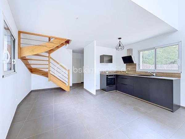 Dans un secteur calme et préservé, jolie maison récente (2022) de Type 4 comprenant en rez-de-chaussée une belle pièce de vie très lumineuse avec plafond cathédrale et sa cuisine américaine équipée, une suite parentale avec douche et toilettes.
A l'étage se trouvent, deux chambres avec placard équipé, salle de bain avec baignoire et double vasques. Toilettes indépendantes. Une mezzanine surplombe la pièce de vie et permet de faire un petit salon ou un bureau. 
Grand garage avec porte électrique et accès direct au jardin à l'arrière. Accès par buanderie dans la maison. 
Les points forts sont une luminosité exceptionnelle, un environnement calme, une isolation optimum et un chauffage par pompe à chaleur.
Volets électriques dans toutes les pièces.
Le jardin de 447 m² est clos et reste à paysager à votre goût.
Certaines photos ont été travaillées par l'IA pour exemple d'aménagement.