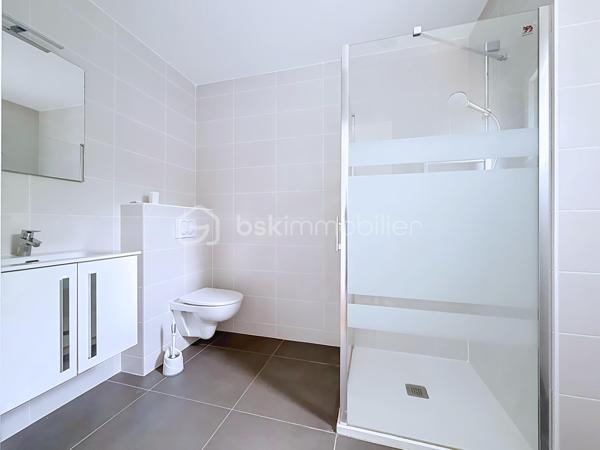 Dans un secteur calme et préservé, jolie maison récente (2022) de Type 4 comprenant en rez-de-chaussée une belle pièce de vie très lumineuse avec plafond cathédrale et sa cuisine américaine équipée, une suite parentale avec douche et toilettes.
A l'étage se trouvent, deux chambres avec placard équipé, salle de bain avec baignoire et double vasques. Toilettes indépendantes. Une mezzanine surplombe la pièce de vie et permet de faire un petit salon ou un bureau. 
Grand garage avec porte électrique et accès direct au jardin à l'arrière. Accès par buanderie dans la maison. 
Les points forts sont une luminosité exceptionnelle, un environnement calme, une isolation optimum et un chauffage par pompe à chaleur.
Volets électriques dans toutes les pièces.
Le jardin de 447 m² est clos et reste à paysager à votre goût.
Certaines photos ont été travaillées par l'IA pour exemple d'aménagement.
