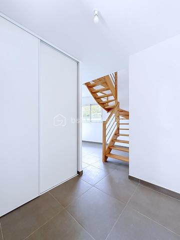 Dans un secteur calme et préservé, jolie maison récente (2022) de Type 4 comprenant en rez-de-chaussée une belle pièce de vie très lumineuse avec plafond cathédrale et sa cuisine américaine équipée, une suite parentale avec douche et toilettes.
A l'étage se trouvent, deux chambres avec placard équipé, salle de bain avec baignoire et double vasques. Toilettes indépendantes. Une mezzanine surplombe la pièce de vie et permet de faire un petit salon ou un bureau. 
Grand garage avec porte électrique et accès direct au jardin à l'arrière. Accès par buanderie dans la maison. 
Les points forts sont une luminosité exceptionnelle, un environnement calme, une isolation optimum et un chauffage par pompe à chaleur.
Volets électriques dans toutes les pièces.
Le jardin de 447 m² est clos et reste à paysager à votre goût.
Certaines photos ont été travaillées par l'IA pour exemple d'aménagement.