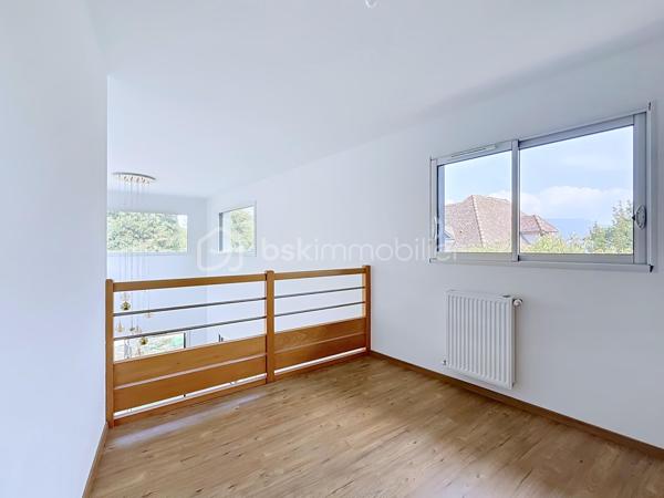 Dans un secteur calme et préservé, jolie maison récente (2022) de Type 4 comprenant en rez-de-chaussée une belle pièce de vie très lumineuse avec plafond cathédrale et sa cuisine américaine équipée, une suite parentale avec douche et toilettes.
A l'étage se trouvent, deux chambres avec placard équipé, salle de bain avec baignoire et double vasques. Toilettes indépendantes. Une mezzanine surplombe la pièce de vie et permet de faire un petit salon ou un bureau. 
Grand garage avec porte électrique et accès direct au jardin à l'arrière. Accès par buanderie dans la maison. 
Les points forts sont une luminosité exceptionnelle, un environnement calme, une isolation optimum et un chauffage par pompe à chaleur.
Volets électriques dans toutes les pièces.
Le jardin de 447 m² est clos et reste à paysager à votre goût.
Certaines photos ont été travaillées par l'IA pour exemple d'aménagement.