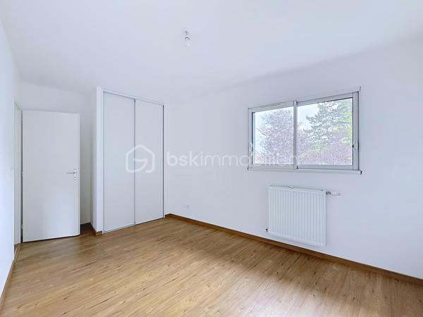 Dans un secteur calme et préservé, jolie maison récente (2022) de Type 4 comprenant en rez-de-chaussée une belle pièce de vie très lumineuse avec plafond cathédrale et sa cuisine américaine équipée, une suite parentale avec douche et toilettes.
A l'étage se trouvent, deux chambres avec placard équipé, salle de bain avec baignoire et double vasques. Toilettes indépendantes. Une mezzanine surplombe la pièce de vie et permet de faire un petit salon ou un bureau. 
Grand garage avec porte électrique et accès direct au jardin à l'arrière. Accès par buanderie dans la maison. 
Les points forts sont une luminosité exceptionnelle, un environnement calme, une isolation optimum et un chauffage par pompe à chaleur.
Volets électriques dans toutes les pièces.
Le jardin de 447 m² est clos et reste à paysager à votre goût.
Certaines photos ont été travaillées par l'IA pour exemple d'aménagement.