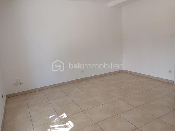 Appartement neuf dans une résidence de standing

Découvrez ce charmant appartement entièrement neuf, aménagé avec goût et bénéficiant de prestations de qualité.
Il se compose de :
Une agréable pièce de vie lumineuse
Une chambre confortable
Un coin cuisine fonctionnel et moderne
Une salle d'eau avec WC et sèche-serviettes
Une place de parking privative en sous-sol
Une cave
Vous profiterez également d'une jolie vue dégagée sur un parc verdoyant, offrant un cadre calme et agréable.

Situé dans une résidence récente de standing, cet appartement est idéal pour une résidence principale, un pied-à-terre ou un investissement locatif.

Les atouts :
✔ Résidence sécurisée et de standing
✔ Appartement neuf, aucun travaux à prévoir
✔ Parking en sous-sol et cave
✔ Vue sur parc
✔ Aménagement moderne et soigné

N'hésitez pas à me contacter pour plus d'informations ou pour organiser une visite.