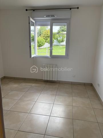 Appartement neuf dans une résidence de standing

Découvrez ce charmant appartement entièrement neuf, aménagé avec goût et bénéficiant de prestations de qualité.
Il se compose de :
Une agréable pièce de vie lumineuse
Une chambre confortable
Un coin cuisine fonctionnel et moderne
Une salle d'eau avec WC et sèche-serviettes
Une place de parking privative en sous-sol
Une cave
Vous profiterez également d'une jolie vue dégagée sur un parc verdoyant, offrant un cadre calme et agréable.

Situé dans une résidence récente de standing, cet appartement est idéal pour une résidence principale, un pied-à-terre ou un investissement locatif.

Les atouts :
✔ Résidence sécurisée et de standing
✔ Appartement neuf, aucun travaux à prévoir
✔ Parking en sous-sol et cave
✔ Vue sur parc
✔ Aménagement moderne et soigné

N'hésitez pas à me contacter pour plus d'informations ou pour organiser une visite.