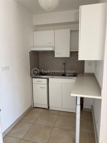 Appartement neuf dans une résidence de standing

Découvrez ce charmant appartement entièrement neuf, aménagé avec goût et bénéficiant de prestations de qualité.
Il se compose de :
Une agréable pièce de vie lumineuse
Une chambre confortable
Un coin cuisine fonctionnel et moderne
Une salle d'eau avec WC et sèche-serviettes
Une place de parking privative en sous-sol
Une cave
Vous profiterez également d'une jolie vue dégagée sur un parc verdoyant, offrant un cadre calme et agréable.

Situé dans une résidence récente de standing, cet appartement est idéal pour une résidence principale, un pied-à-terre ou un investissement locatif.

Les atouts :
✔ Résidence sécurisée et de standing
✔ Appartement neuf, aucun travaux à prévoir
✔ Parking en sous-sol et cave
✔ Vue sur parc
✔ Aménagement moderne et soigné

N'hésitez pas à me contacter pour plus d'informations ou pour organiser une visite.
