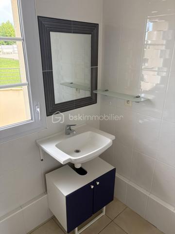 Appartement neuf dans une résidence de standing

Découvrez ce charmant appartement entièrement neuf, aménagé avec goût et bénéficiant de prestations de qualité.
Il se compose de :
Une agréable pièce de vie lumineuse
Une chambre confortable
Un coin cuisine fonctionnel et moderne
Une salle d'eau avec WC et sèche-serviettes
Une place de parking privative en sous-sol
Une cave
Vous profiterez également d'une jolie vue dégagée sur un parc verdoyant, offrant un cadre calme et agréable.

Situé dans une résidence récente de standing, cet appartement est idéal pour une résidence principale, un pied-à-terre ou un investissement locatif.

Les atouts :
✔ Résidence sécurisée et de standing
✔ Appartement neuf, aucun travaux à prévoir
✔ Parking en sous-sol et cave
✔ Vue sur parc
✔ Aménagement moderne et soigné

N'hésitez pas à me contacter pour plus d'informations ou pour organiser une visite.