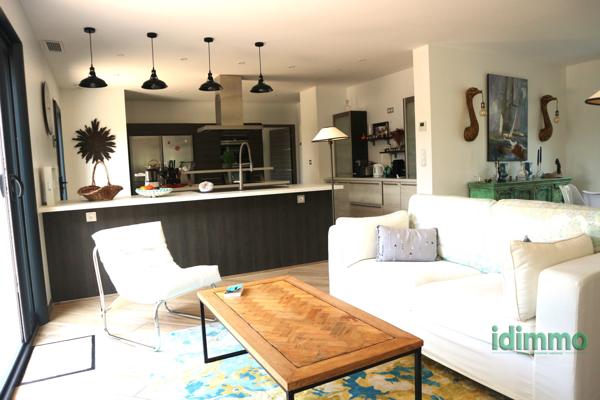 A PROXIMITE DE LA ROCHELLE, DANS UN ENVIRONNEMENT CALME, SUPERBE MAISON CONTEMPORAINE RECENTE DE STYLE RETHAIS La Rochelle (17000)