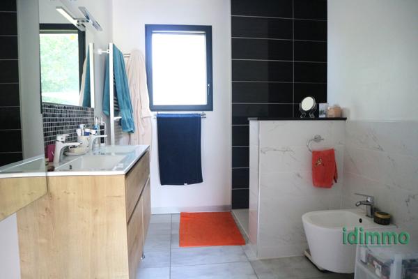 A PROXIMITE DE LA ROCHELLE, DANS UN ENVIRONNEMENT CALME, SUPERBE MAISON CONTEMPORAINE RECENTE DE STYLE RETHAIS La Rochelle (17000)