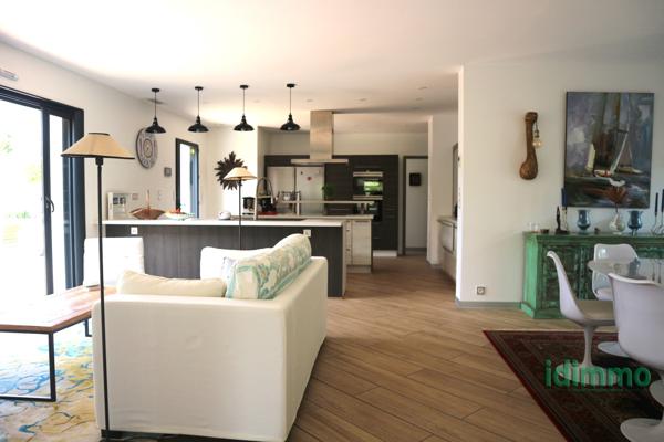 A PROXIMITE DE LA ROCHELLE, DANS UN ENVIRONNEMENT CALME, SUPERBE MAISON CONTEMPORAINE RECENTE DE STYLE RETHAIS La Rochelle (17000)