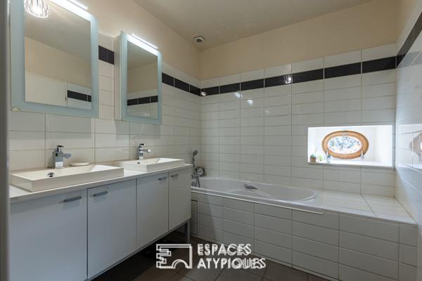 Ancienne ferme de château avec piscine et dépendance