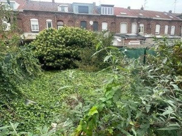 Maison à rénover avec jardin, fort potentiel!