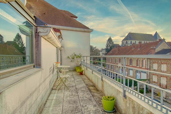 Spacieux 3 pièces en dernier étage avec terrasses, parking et cave 335 000 €