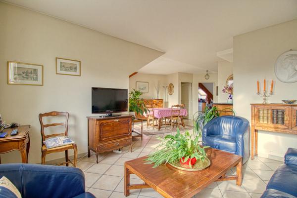 Spacieux 3 pièces en dernier étage avec terrasses, parking et cave 335 000 €