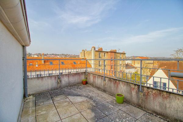 Spacieux 3 pièces en dernier étage avec terrasses, parking et cave 335 000 €