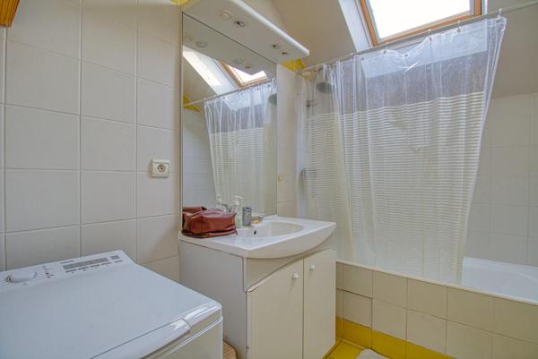 Spacieux 3 pièces en dernier étage avec terrasses, parking et cave 335 000 €