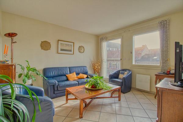 Spacieux 3 pièces en dernier étage avec terrasses, parking et cave 335 000 €