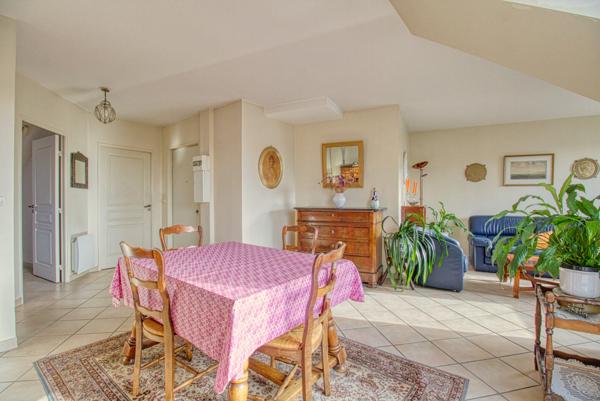 Spacieux 3 pièces en dernier étage avec terrasses, parking et cave 335 000 €