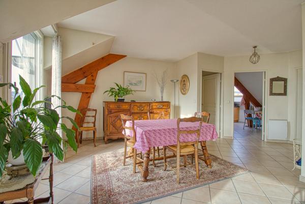 Spacieux 3 pièces en dernier étage avec terrasses, parking et cave 335 000 €