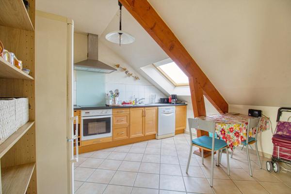 Spacieux 3 pièces en dernier étage avec terrasses, parking et cave 335 000 €