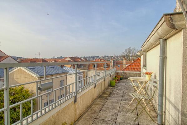 Spacieux 3 pièces en dernier étage avec terrasses, parking et cave 335 000 €