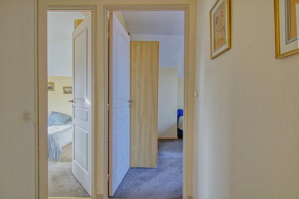 Spacieux 3 pièces en dernier étage avec terrasses, parking et cave 335 000 €