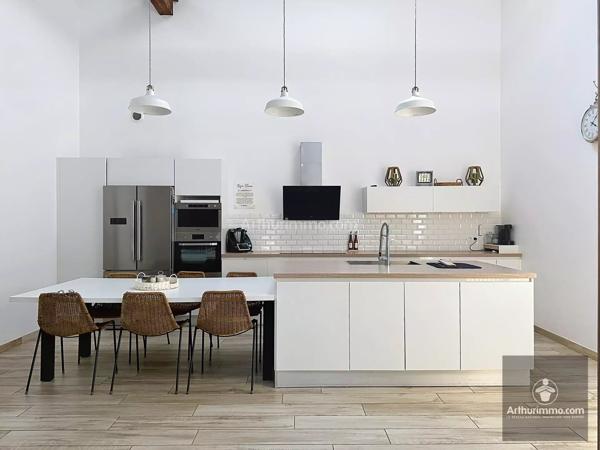 Vente                                                      Maison de ville
                        
                     6 pièces                      210 m2                     à Roanne