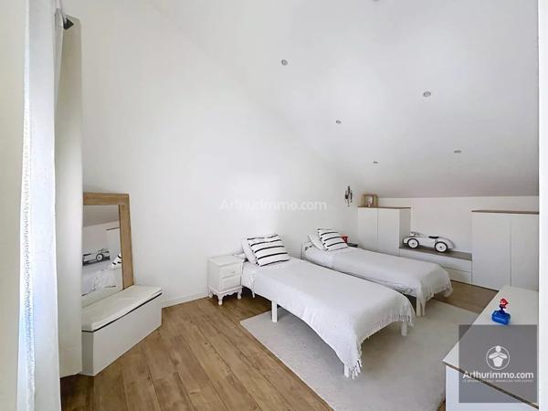 Vente                                                      Maison de ville
                        
                     6 pièces                      210 m2                     à Roanne