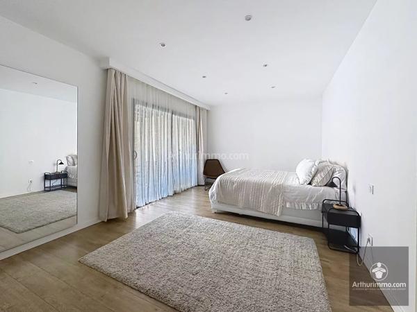 Vente                                                      Maison de ville
                        
                     6 pièces                      210 m2                     à Roanne