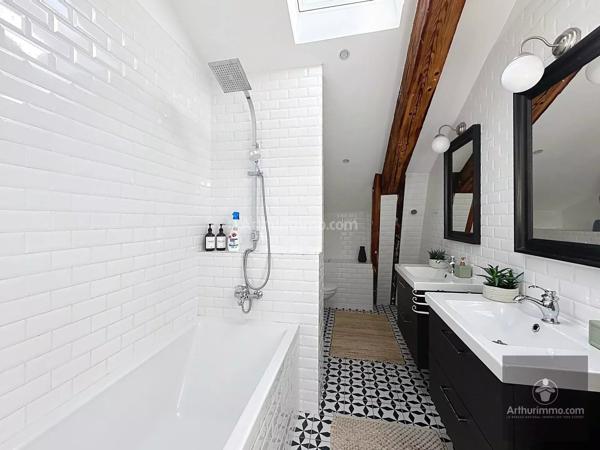 Vente                                                      Maison de ville
                        
                     6 pièces                      210 m2                     à Roanne