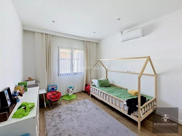 Vente                                                      Maison de ville
                        
                     6 pièces                      210 m2                     à Roanne