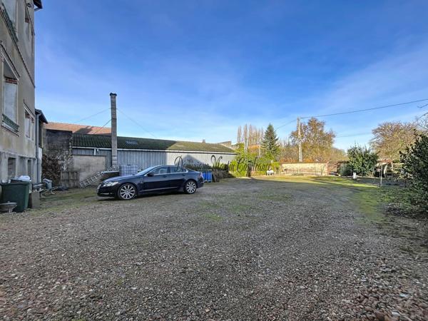 A vendre, Immeuble de rapport, LA CHARTRE SUR LE LOIR (72)- 5 appartements - 2 studios- 4 caves- Parking terrain 662m²