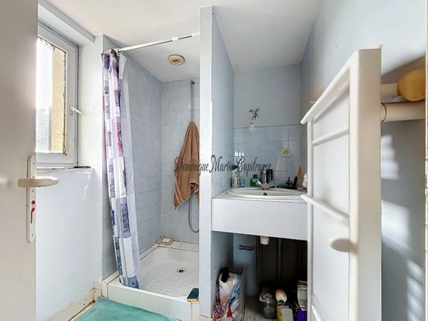 A vendre, Immeuble de rapport, LA CHARTRE SUR LE LOIR (72)- 5 appartements - 2 studios- 4 caves- Parking terrain 662m²