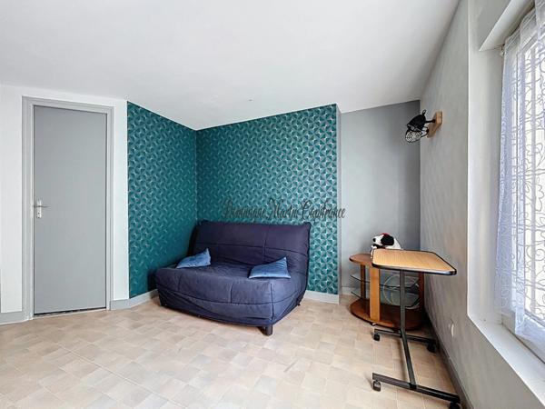 A vendre, Immeuble de rapport, LA CHARTRE SUR LE LOIR (72)- 5 appartements - 2 studios- 4 caves- Parking terrain 662m²