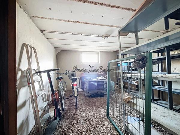 A vendre, Immeuble de rapport, LA CHARTRE SUR LE LOIR (72)- 5 appartements - 2 studios- 4 caves- Parking terrain 662m²