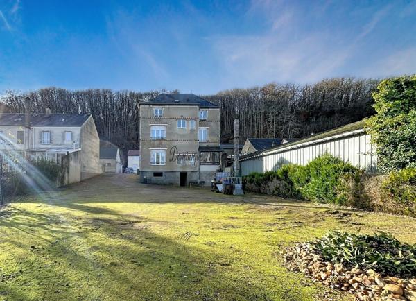 A vendre, Immeuble de rapport, LA CHARTRE SUR LE LOIR (72)- 5 appartements - 2 studios- 4 caves- Parking terrain 662m²
