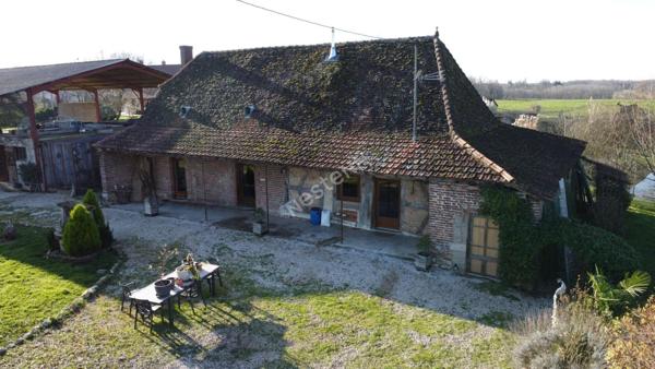 Ferme Bressane située au sud LOUHANS et ses 157 arcades, proche de l'autoroute A39.