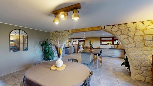 Ferme Bressane située au sud LOUHANS et ses 157 arcades, proche de l'autoroute A39.