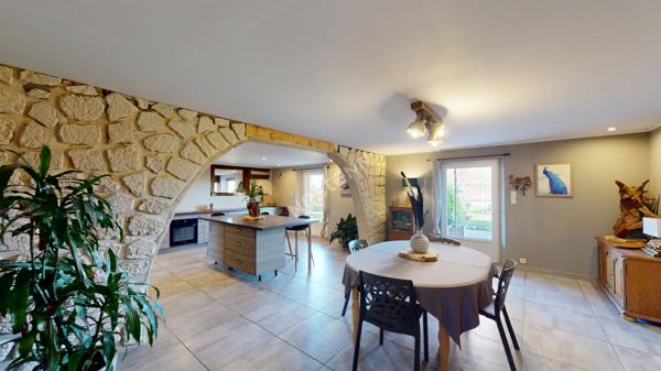 Ferme Bressane située au sud LOUHANS et ses 157 arcades, proche de l'autoroute A39.