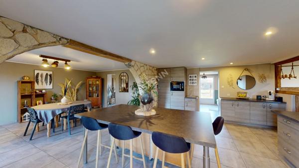 Ferme Bressane située au sud LOUHANS et ses 157 arcades, proche de l'autoroute A39.