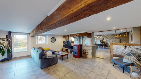 Ferme Bressane située au sud LOUHANS et ses 157 arcades, proche de l'autoroute A39.