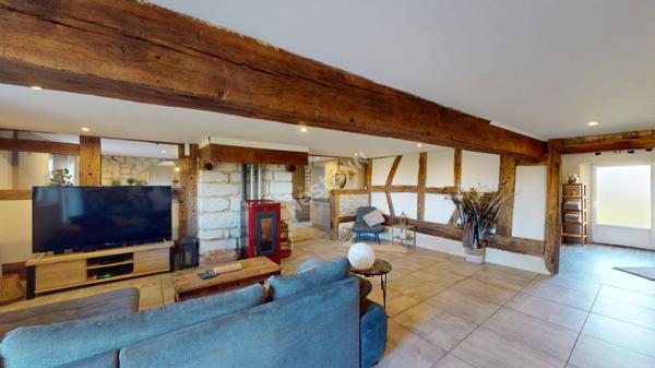 Ferme Bressane située au sud LOUHANS et ses 157 arcades, proche de l'autoroute A39.