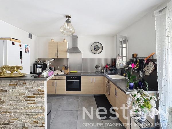 Maison de 126 m², terrasse et T2 indépendant en centre ancien.